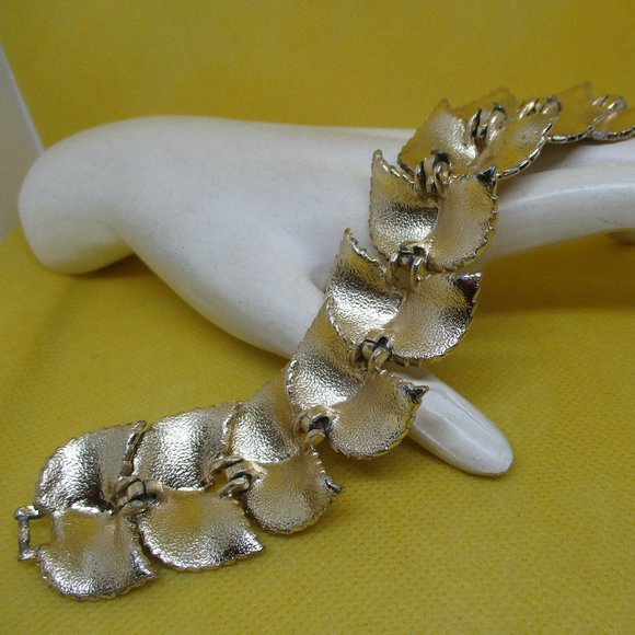 Vintage ART BRACELET HEAVY Signed Art Gold Tone Bracelet Gold Tone Leaves - Picture 4 of 15